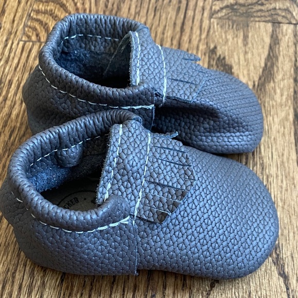 Charcoal grey leather Freshly Picked moccasins, size 2. New without tags. - Picture 4 of 9